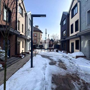 Продам таунхаус без ремонту район Берківці,ТЦ Лавіна, м.Академмістечко