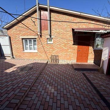 Продається частина будинку в м. Сквира.