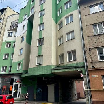 Залізнична вул., 2