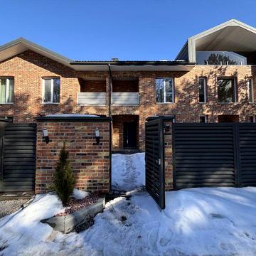 Таунхаус. Стоянка напроти КМ О.Краса