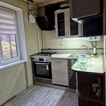 Здам квартиру з гаражем у дворі