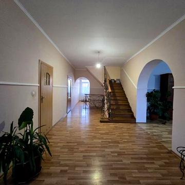 2-кімн. квартира з кухнею студією всі комунальні  включені у вартість