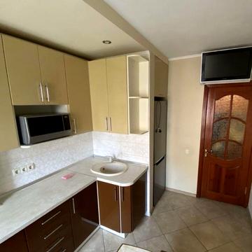 Левада 3 окремі кімнати вільна