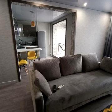 Оболонська пл. (Дружби Народів СРСР), 1