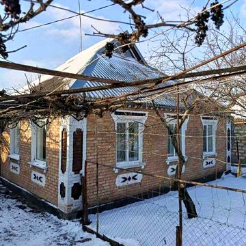 Продаж будинку з ділянкою та госп. спорудами у м.Покров