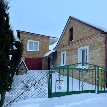 Частина будинку з житловою добудовою та гаражем