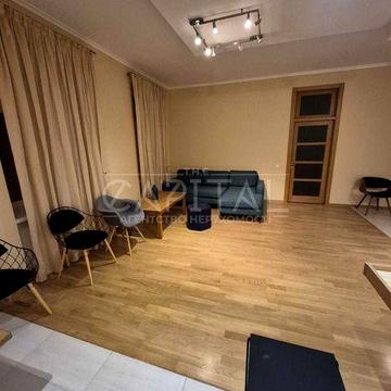 Простора двостороння квартира цегляного будинку,5 хв до метро