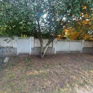 Земельна ділянка з не добудованим будинком.