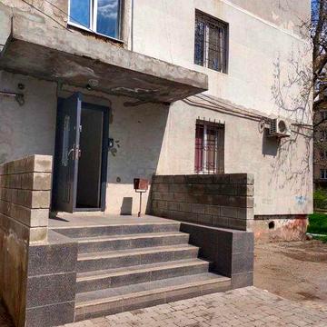 Цена снижена! 2-хком. кв-ра с капремонтом, свой вход, отличный район.