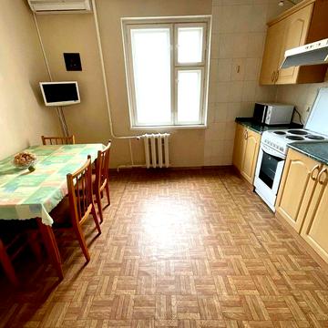 2к  квартира з великою кухнею, поряд з метро
