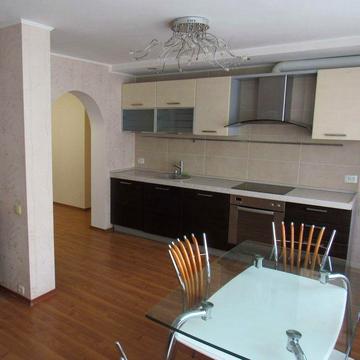 Продам велику 2к квартиру з ремонтом 700-річчя цегляний будинок