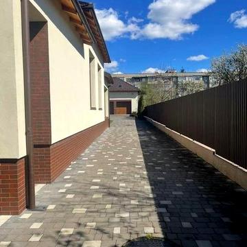 Продається гарний будинок в центрі