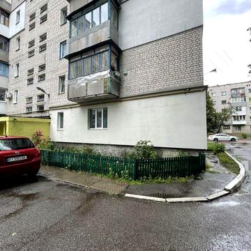 Простора 4-кімнатна квартира поряд з лісом.