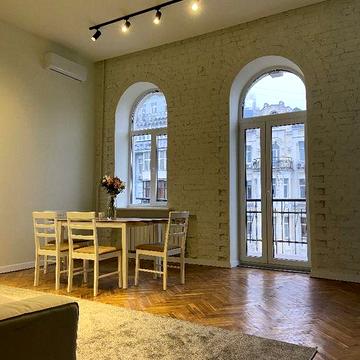 Площа Украхнських Героїв, вул. Шота Руставелі, 32