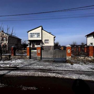 Окремий  2-х поверховий цегл.  будинок