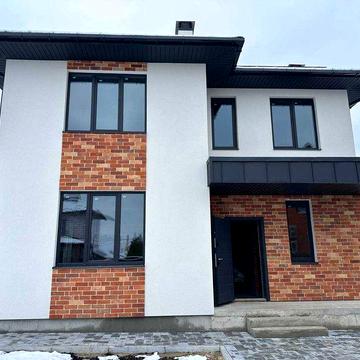 Будинок з якісних матеріалів. Асфальтована дорога. Ділянка простора
