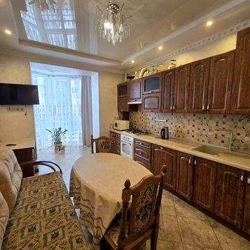 Продаж просторої 3-к квартири на вул. Малоголосківська 8