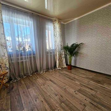 Продається трикімнатна квартира в Озерному