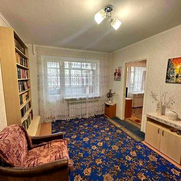 Продам простору трьохкімнатну квартиру на Площі Перемоги.