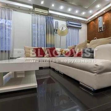 Продам 4-кімнатну квартиру по вул. Тарасівській 30