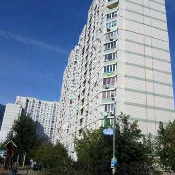 м Позняки, Драгоманова 12 з власним парком, огородженою та освітленою