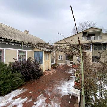 Двоповерховий будинок на центральному ринку