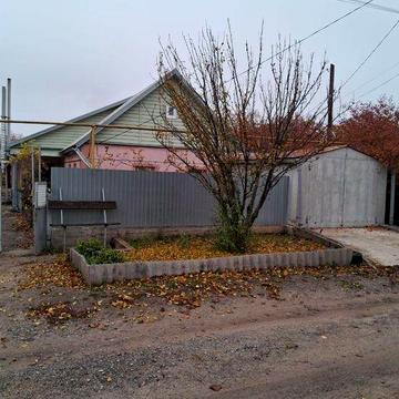 Здається   будинок  пгт  Кушугум  17 км  від міста  можна військовим