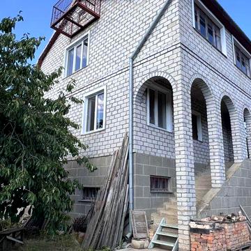 Продаю капитальный дом в три уровня с документами