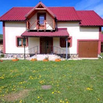 Здається великий будинок для відпочинку.