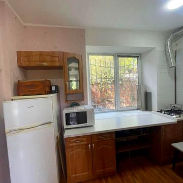 Центр частина будинку з місцем для авто