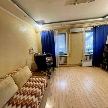 Продам 2-комнатную квартиру в районе пл. Алексеевской