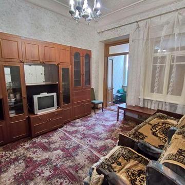 Продаж 3-К, 1-й , закритий двір, автономне газ.опал. Є 2 гаражі