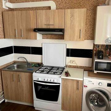 Здається довгостроково 1-кімнатна. Власник