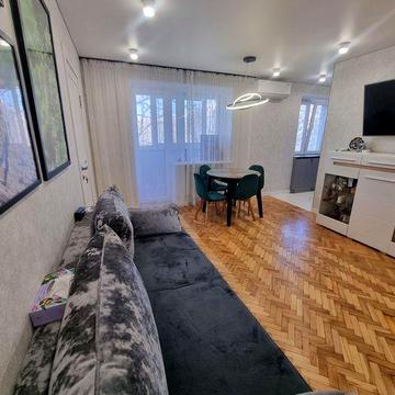 Продам 3-кімнатну квартиру (кухня-студія + 2 окремі спальні) 8 причал