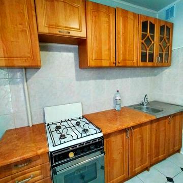 Здається 3х-кім Озерна озеро поруч.