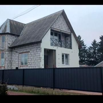 Будинок з цокольним поверхом, єОселя