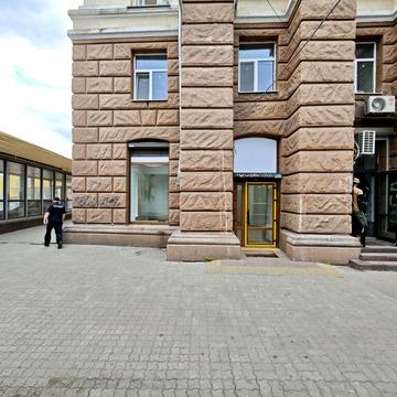 Вокзальна пл. (Петровського), 1