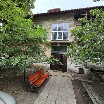 Дво кімнатна квартира( можливо для бізнесу) в центрі+ гараж+ підвал