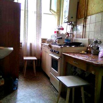 Продам 2 к. із. квартиру метро Захисників України 5 хв. пішки