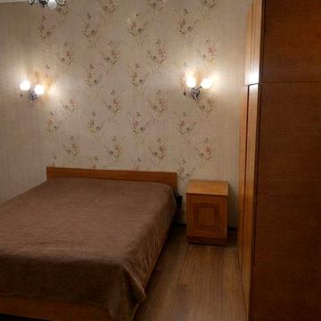 Київ. Глушкова. Трикімнатна на Теремках