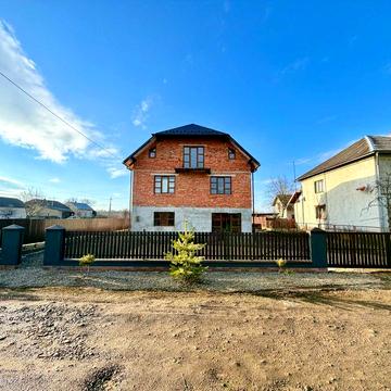 Просторий будинок у центрі села Слобідка