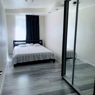 Дизайнерська 3-кімнатна квартира в центрі Правого берегу