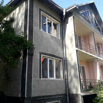 Продам два будиноки і буд. Сауна на одній ділянцім . Вижниця