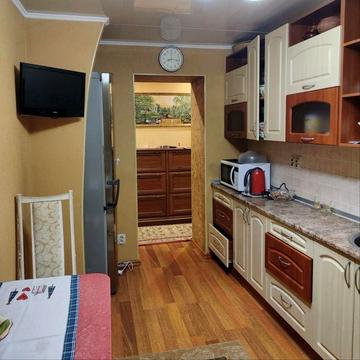 Поділ велика 3-х кімнатна квартира гарний стан