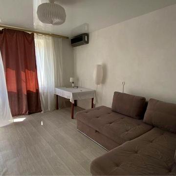 Центр велика 4-х кімнатна квартира парковка у дворі