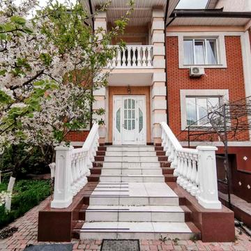 Євгена Плужника вул.