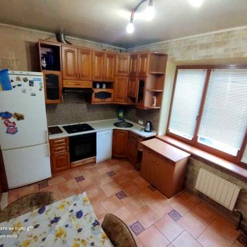 Аренда дома. Район - Правый берег. Есть гараж