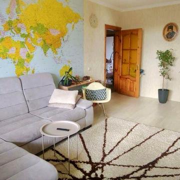 Продаж трикімнатної квартири з автономним опаленням та гаражем