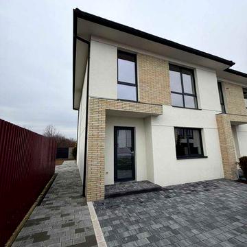 Продаж таунхаусу з просторою ділянкою поруч з містом