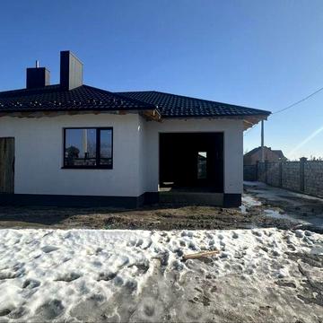 Просторий будинок біля міста